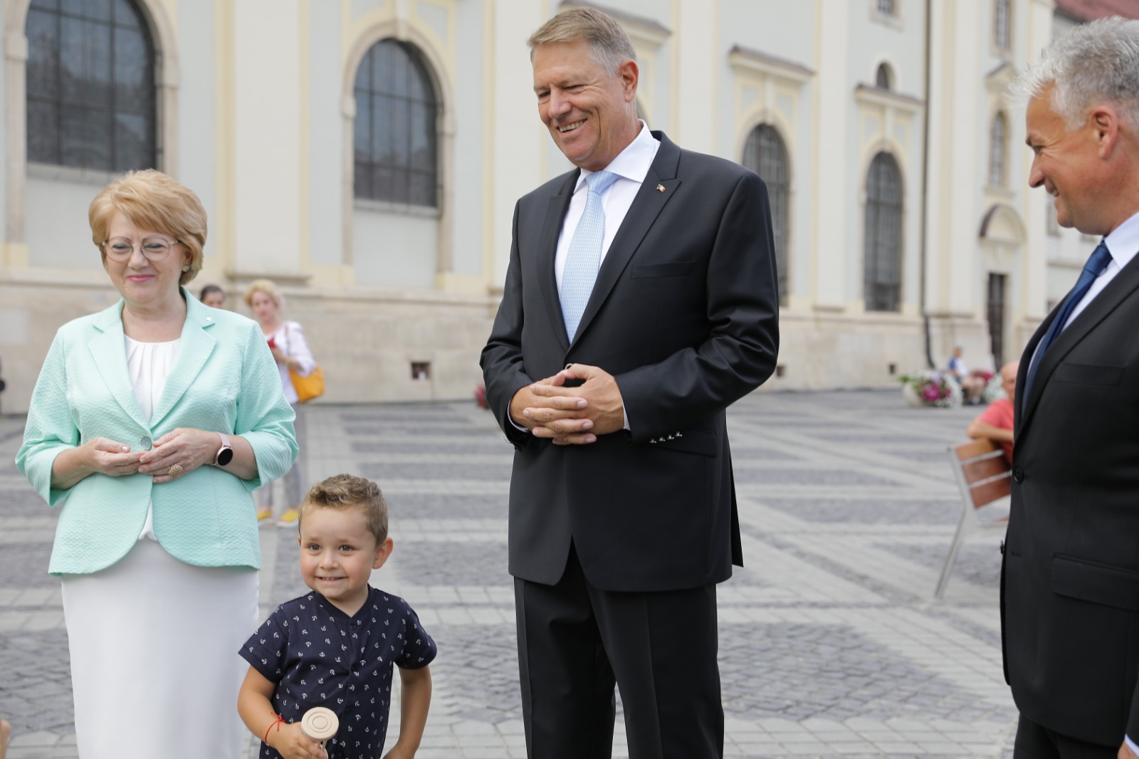 FOTO - Klaus Iohannis a strâns mâna candidaților FDGR pentru alegerile locale din Sibiu