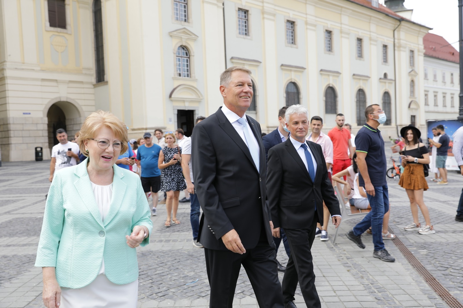 FOTO - Klaus Iohannis a strâns mâna candidaților FDGR pentru alegerile locale din Sibiu