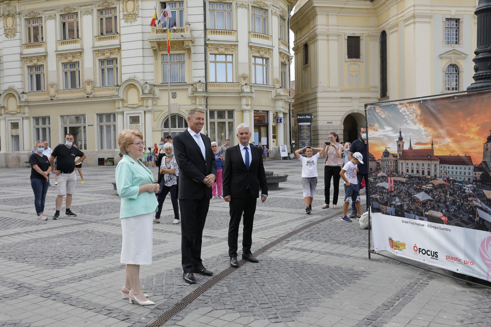 FOTO - Klaus Iohannis a strâns mâna candidaților FDGR pentru alegerile locale din Sibiu