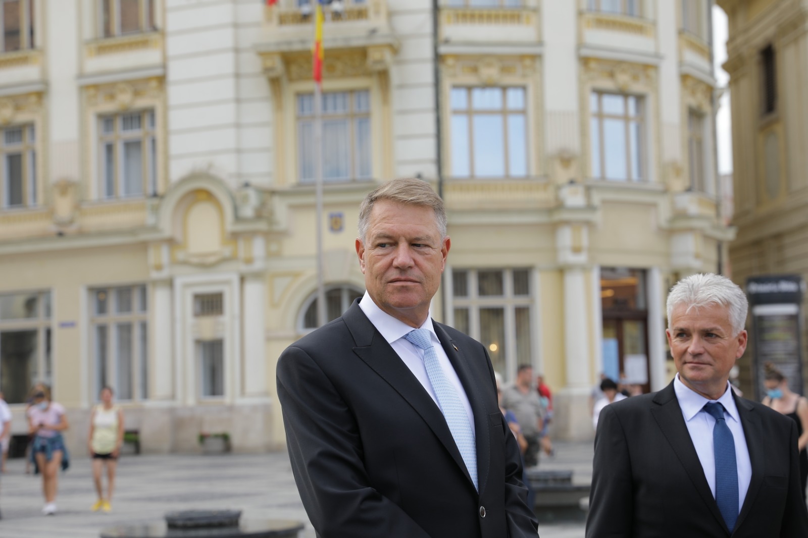 FOTO - Klaus Iohannis a strâns mâna candidaților FDGR pentru alegerile locale din Sibiu