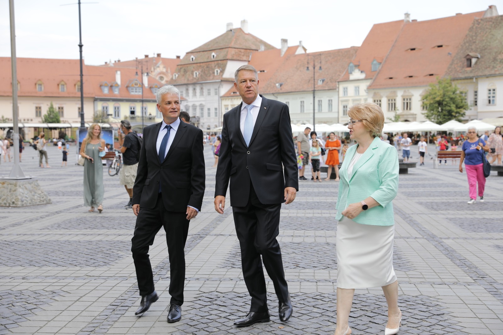 FOTO - Klaus Iohannis a strâns mâna candidaților FDGR pentru alegerile locale din Sibiu
