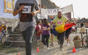 FOTO- 40 de persoane au alergat pentru amenajarea unui teren multifuncțional de sport în Săcădate