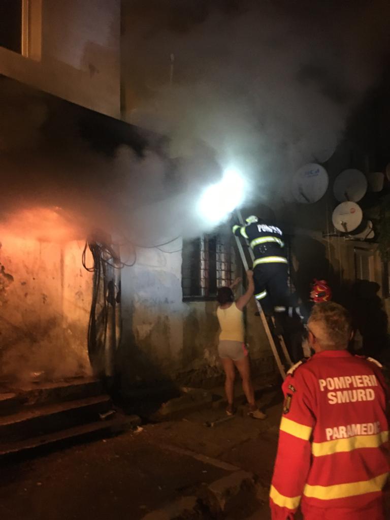 15 pompieri militari au intervenit la stingerea unui incendiu în Mediaș