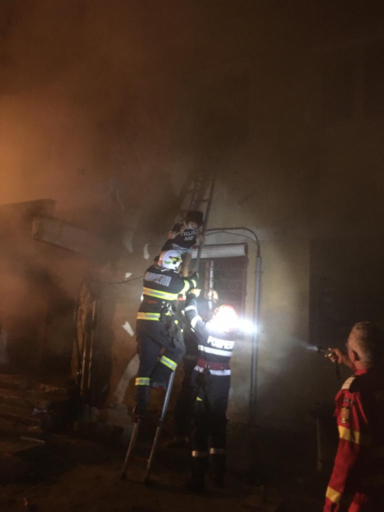 15 pompieri militari au intervenit la stingerea unui incendiu în Mediaș