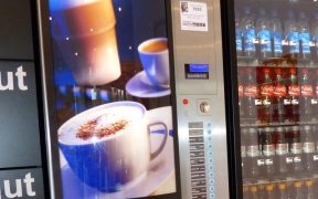 Presupușii autori ai mai multor furturi de bani din automatele de cafea au fost aretați