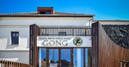 Fațada Teatrului „Gong” din Sibiu va fi iluminată simbolic în culoarea turcoaz-albastru pentru copiii dislexici