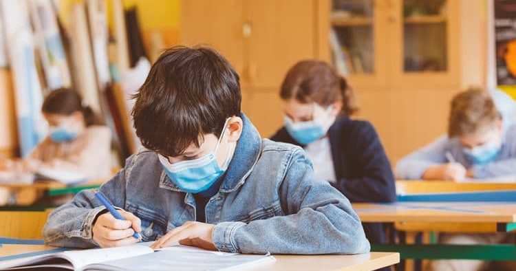 Ministrul Educației: Elevii care refuză să poarte mască riscă să li se scadă nota la purtare
