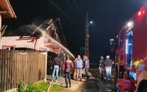 FOTO- Incendiul de amploare la o casă din localitatea Arpașul de Sus