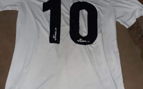 Tricoul celui mai bun fotbalist străin din istoria Gaz Metanului, scos la licitație pentru a salva viația lui Ianis