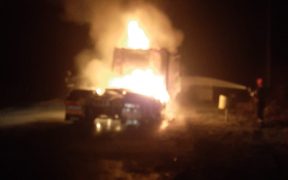 Foto- Un tractor a luat foc în timp ce se deplasa între localitățile Copșa Mică și Blaj