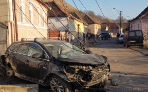Un autoturism a intrat într-un stâlp în localitatea Ighișu Nou