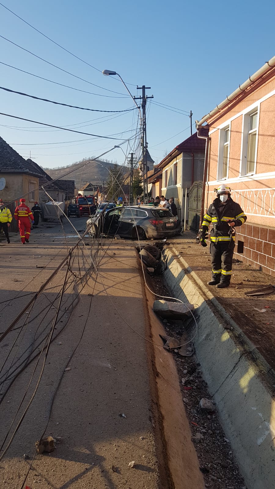 Un autoturism a intrat într-un stâlp în localitatea Ighișu Nou