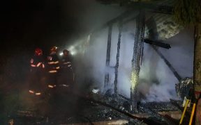 ISU Sibiu: Două misiuni de stingere, desfășurate în cursul nopții trecute