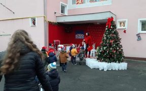 Aproximativ 4000 de cadouri cu ocazia sărbătorii de Crăciun ajung la elevii medieșeni