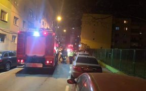 Sibiu | Două maşini avariate, după ce un acoperiş s-a desprins de pe un bloc