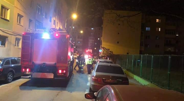 Sibiu | Două maşini avariate, după ce un acoperiş s-a desprins de pe un bloc