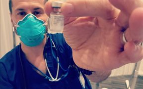 Asistentul sibian Nicolae Narcis Paștiu, primul român vaccinat împotriva noului coronavirus din New York