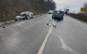 A pătruns pe contrasens și a intrat în coliziune cu un autoturism condus regulamentar