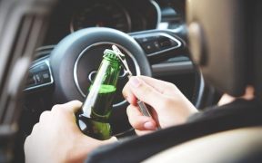 Șoferi, depistați cu alcoolemie de 0.90, respectiv 0.51 în aerul expirat