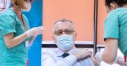 Ministrul Educației, Sorin Cîmpeanu, s-a prezentat la vaccinare cu o cămașă specială, cu „fereastră”