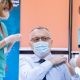 Ministrul Educației, Sorin Cîmpeanu, s-a prezentat la vaccinare cu o cămașă specială, cu „fereastră”