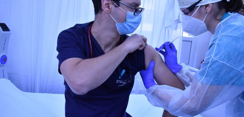 Alexandru Alecu, medic specialist cardiolog la Spitalul Militar, s-a vaccinat