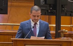 Votez “cu două mâini” pentru tăierea pensiilor speciale ale parlamentarilor