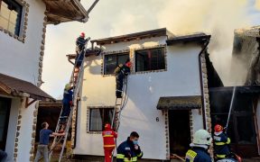 Pompierii sibieni, chemați la stingerea unui incendiu produs la două case de vacanță din cadrul unui complex turistic de pe Valea Avrigului