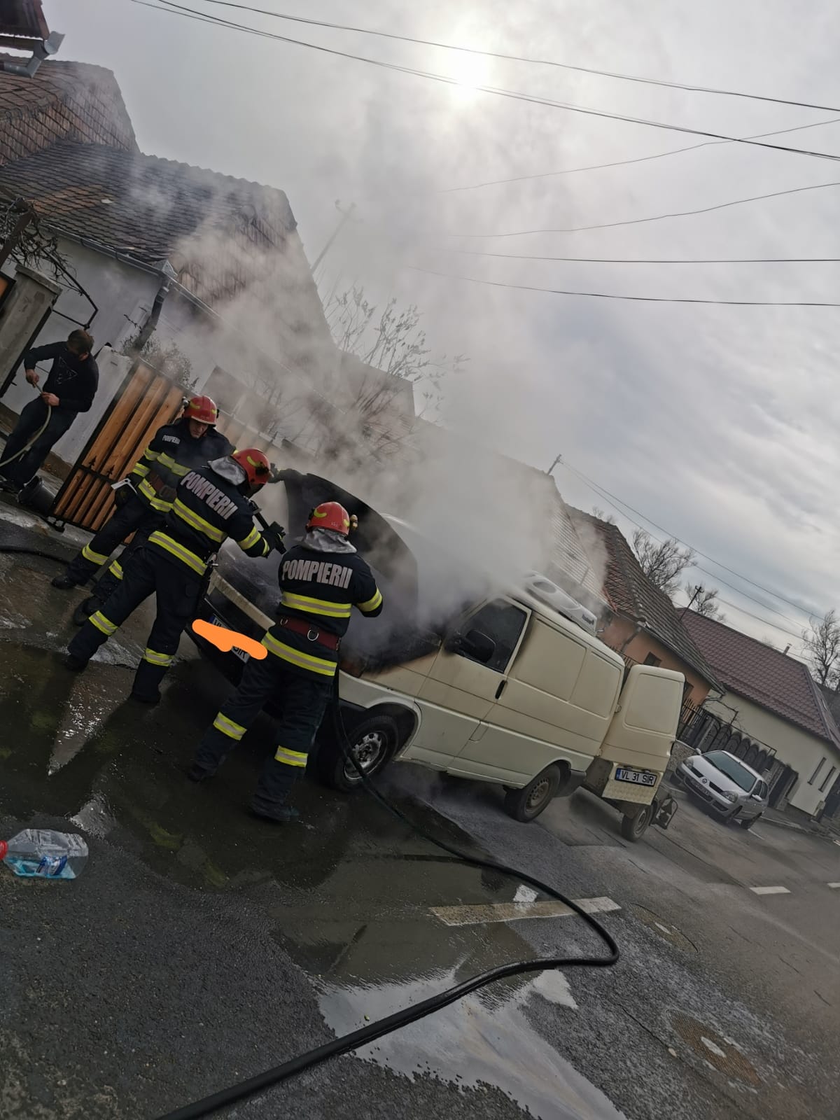 Pompierii militari ai Detașamentului Sibiu au fost solicitați să intervină de urgență în municipiul Sibiu, str. Prejbei pentru localizarea și lichidarea unui incendiu izbucnit la compartimentul motor al unui microbuz transport marfă staționat, fără victime. La fața s-a intervenit prompt pentru stingerea incendiului. A ars compartimentul motor fără a se propaga la întregul microbuz. Cauza probabilă de izbucnire a incendiului a fost determinată de producerea unui scurtcircuit electric.