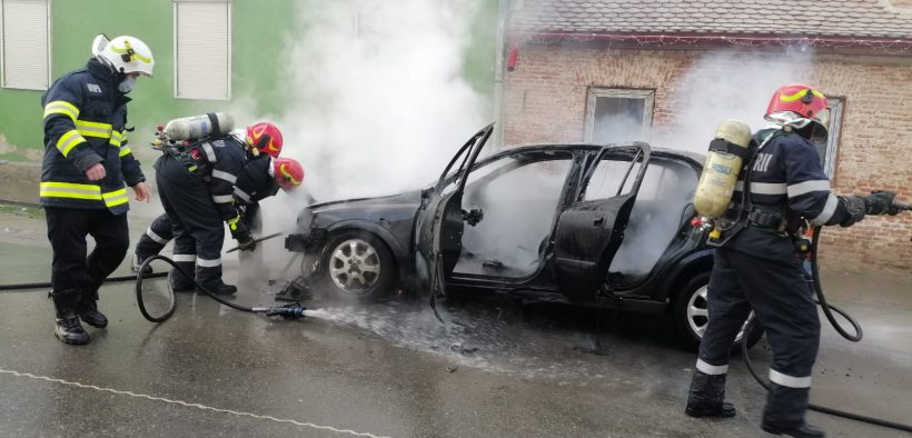 O mașină a luat foc în Orlat- a ars în întregime