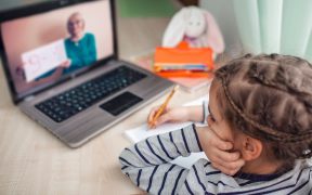 Peste 17.000 dintre elevii sibieni vor face în continuare în școala online- Află de ce