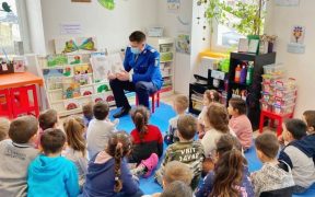 Jandarmii sibieni au citit povești elevilor Grădiniței cu Program Normal Roșia