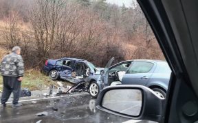 Șoferii erau singuri în autoturism și nu solicită intervenție medicală.