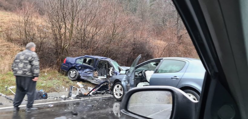 Șoferii erau singuri în autoturism și nu solicită intervenție medicală.