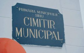 Panouri cu unelte de împrumut la Cimitirul Municipal - pentru ca sibienilor să le fie mai ușor să întrețină mormintele