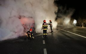 Un autocamion a luat foc în timp ce se deplasa între Slimnic și Ruși