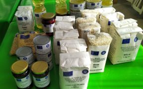 Primăria Sibiu distribuie pachete cu produsele alimentare persoanelor defavorizate din municipiul Sibiu