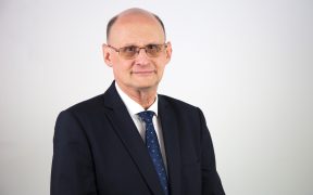 Noul subprefect, Laurențiu Theodoru- Omul care a înlocuit telefonul cu disc din Primăria Sibiu cu reț