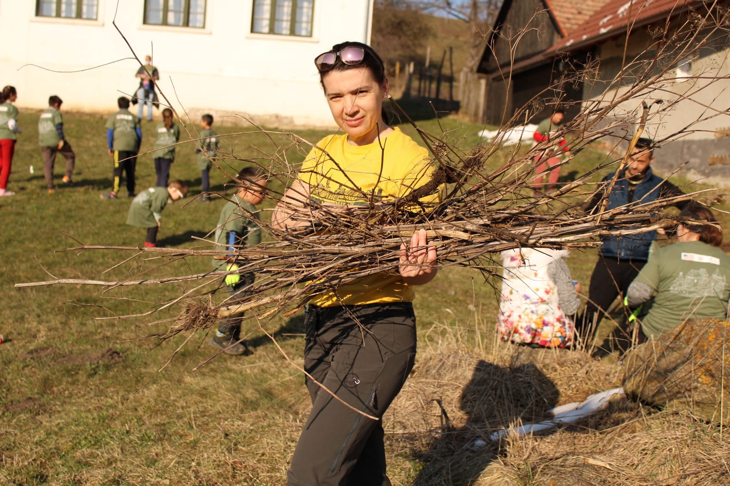Peste 50 de persoane au participat la acțiunea de ecologizare și plantare pomi fructiferi în cadrul proiectului REVEAL Alma Vii
