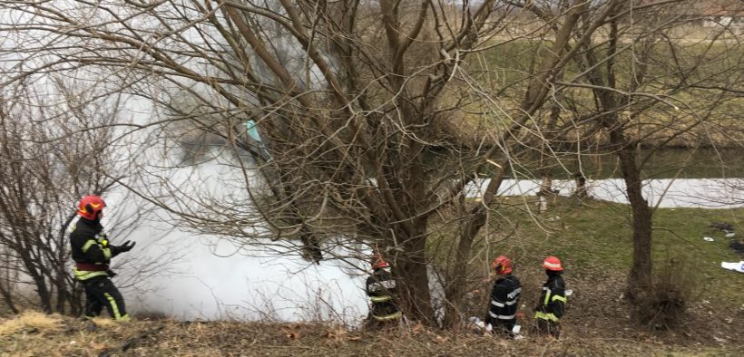 ISU, chemat la stingerea unui incendiu produs la un copac aflat pe malul râului Cibin