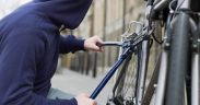 Suspecți de furtul unei biciclete, identificați de proprietarul acesteia