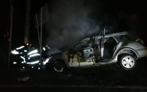 Un autoturism s-a făcut scrum pe DN 14, în apropiere de Slimnic