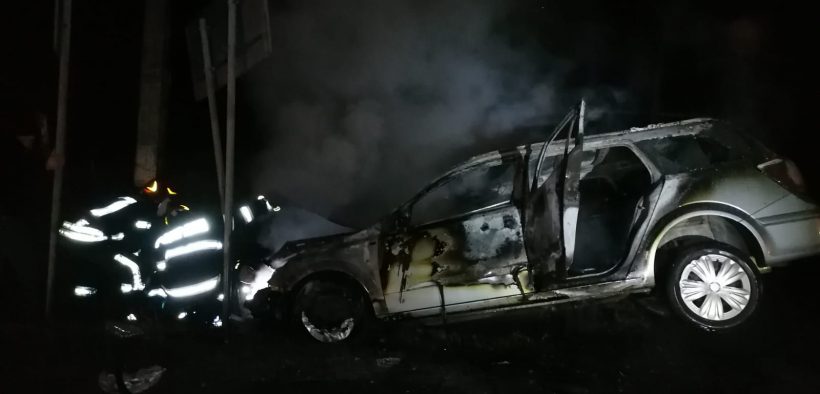 Un autoturism s-a făcut scrum pe DN 14, în apropiere de Slimnic