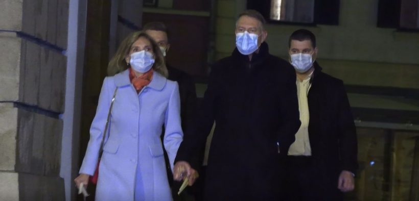 Klaus Iohannis şi soţia sa, Carmen, participă la slujba de Înviere în Sibiu