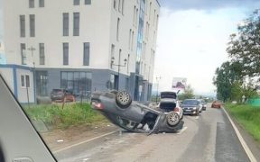 S-a răsturnat cu mașina în urma unei depășiri pe Calea Șurii Mici