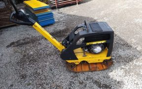Cercetați penal pentru furtul unei plăci compactoare  