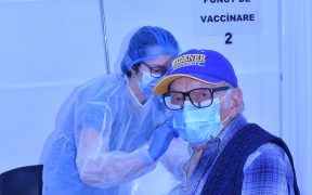 Avocat de 94 ani a revenit în țară special pentru a se vaccina contra COVID