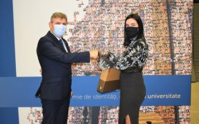 Elevii sibieni care obțin 10 la BAC și vor studia la ULBS vor primi un laptop