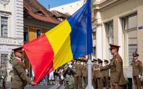 Drapelul Național al României, arborat din nou, în Piața Mare