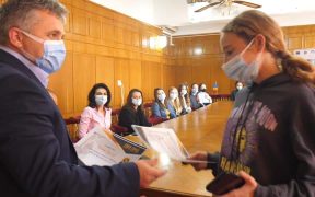 8 elevi medieșeni, premiați de primarul Gheorghe Roman